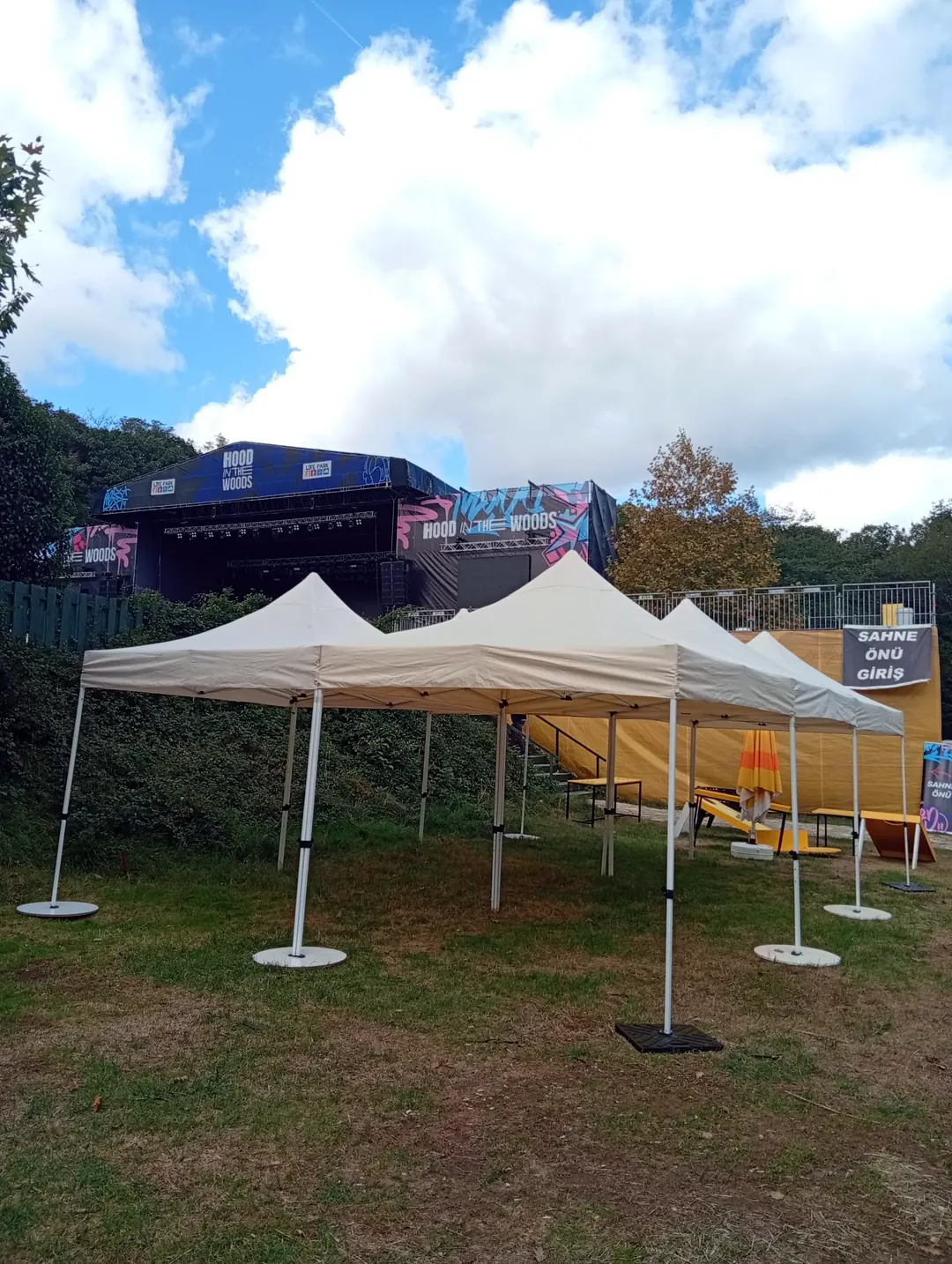 Açık alanda kurulu beyaz gazebo çadırlar
