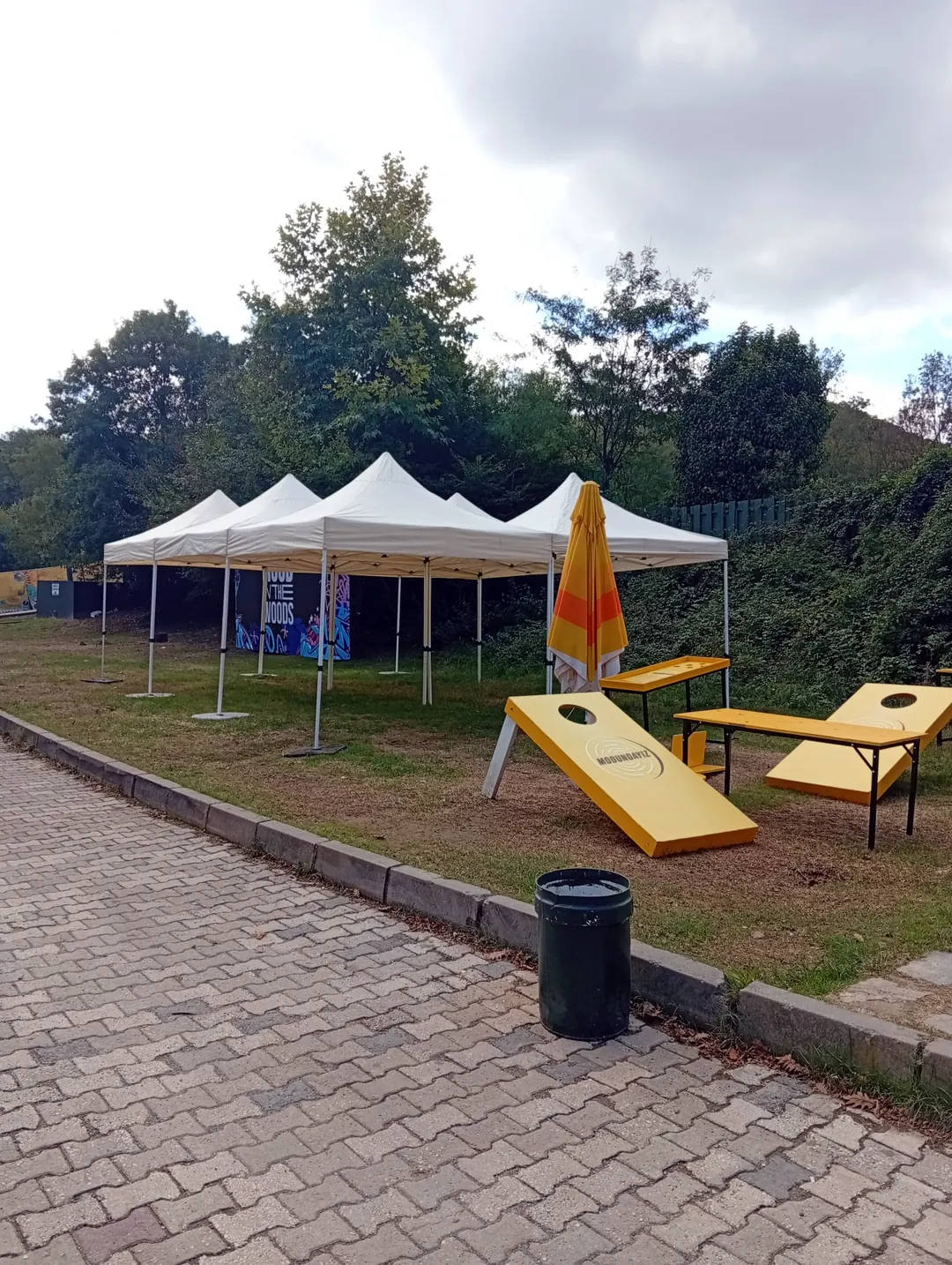 Yürüyüş yolu kenarında sıralanmış gazebo çadırlar