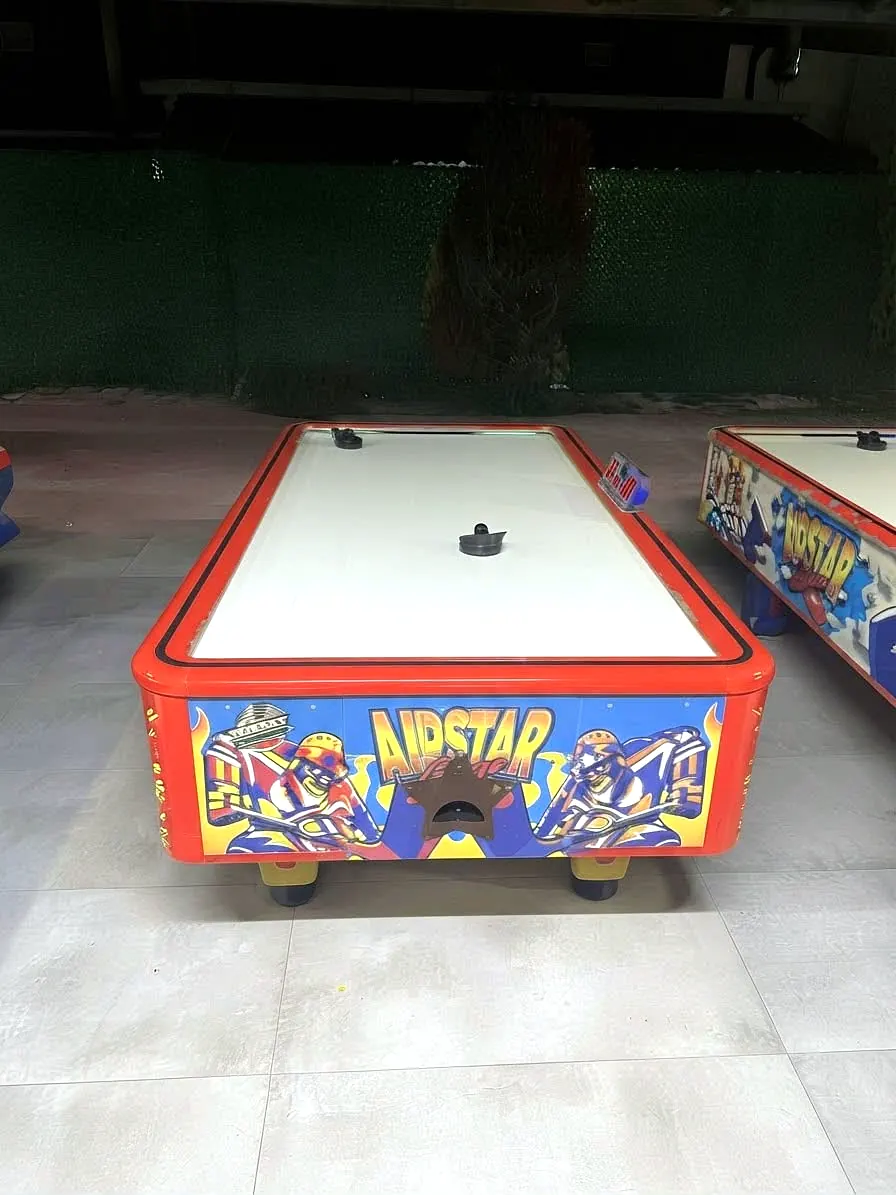 Kırmızı çerçeveli air hockey masası